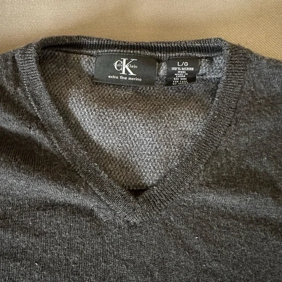 Calvin Klein Gray V-Neck Sweater size large nice sweater with fixable flaws - Picture 7 of 7